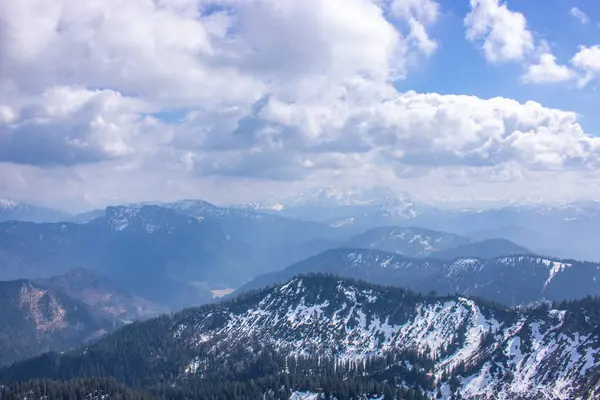 Bir bahar tırmanışının manzara fotoğrafı. Alman Alpleri 'nin güneş ışığındaki tipik manzara