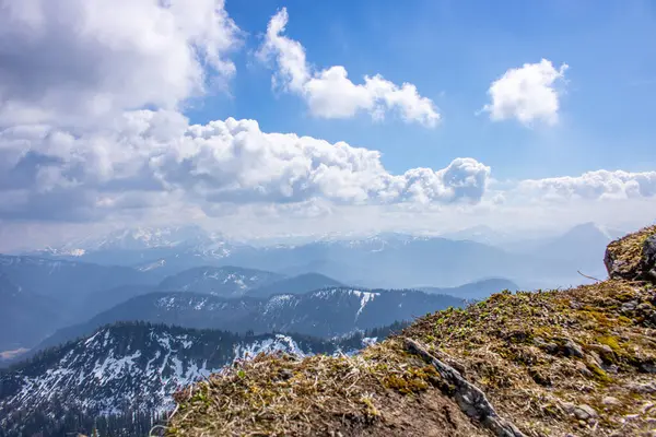 Bir bahar tırmanışının manzara fotoğrafı. Alman Alpleri 'nin güneş ışığındaki tipik manzara