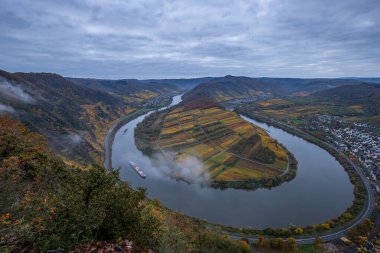 Almanya 'da güzel bir nehir olan Moselle döngüsü 180 derece döngü yapar. Üzüm bağları, güzel manzaralar, sabahleyin ışıklar...