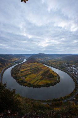 Almanya 'da güzel bir nehir olan Moselle döngüsü 180 derece döngü yapar. Üzüm bağları, güzel manzaralar, sabahleyin ışıklar...