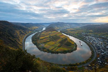 Almanya 'da güzel bir nehir olan Moselle döngüsü 180 derece döngü yapar. Üzüm bağları, güzel manzaralar, sabahleyin ışıklar...