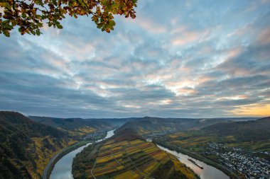 Almanya 'da güzel bir nehir olan Moselle döngüsü 180 derece döngü yapar. Üzüm bağları, güzel manzaralar, sabahleyin ışıklar...