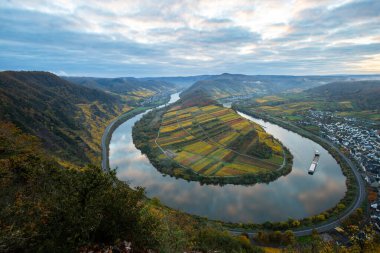 Almanya 'da güzel bir nehir olan Moselle döngüsü 180 derece döngü yapar. Üzüm bağları, güzel manzaralar, sabahleyin ışıklar...