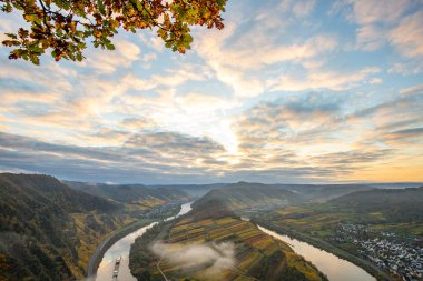 Almanya 'da güzel bir nehir olan Moselle döngüsü 180 derece döngü yapar. Üzüm bağları, güzel manzaralar, sabahleyin ışıklar...
