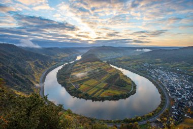 Almanya 'da güzel bir nehir olan Moselle döngüsü 180 derece döngü yapar. Üzüm bağları, güzel manzaralar, sabahleyin ışıklar...