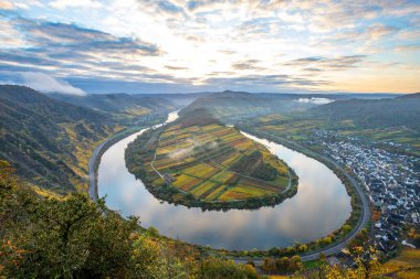 Almanya 'da güzel bir nehir olan Moselle döngüsü 180 derece döngü yapar. Üzüm bağları, güzel manzaralar, sabahleyin ışıklar...