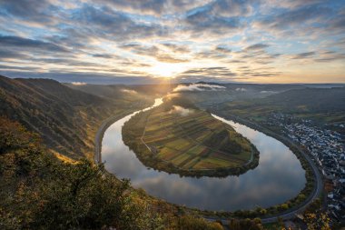 Almanya 'da güzel bir nehir olan Moselle döngüsü 180 derece döngü yapar. Üzüm bağları, güzel manzaralar, sabahleyin ışıklar...
