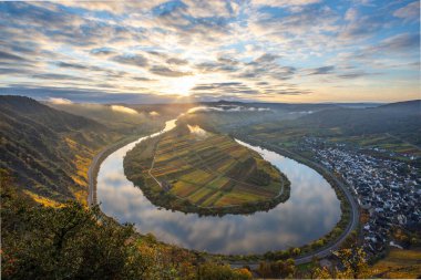 Almanya 'da güzel bir nehir olan Moselle döngüsü 180 derece döngü yapar. Üzüm bağları, güzel manzaralar, sabahleyin ışıklar...