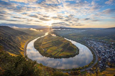 Almanya 'da güzel bir nehir olan Moselle döngüsü 180 derece döngü yapar. Üzüm bağları, güzel manzaralar, sabahleyin ışıklar...