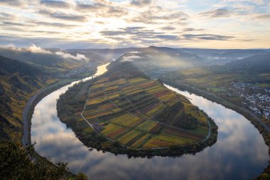 Almanya 'da güzel bir nehir olan Moselle döngüsü 180 derece döngü yapar. Üzüm bağları, güzel manzaralar, sabahleyin ışıklar...