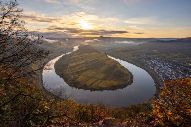 Almanya 'da güzel bir nehir olan Moselle döngüsü 180 derece döngü yapar. Üzüm bağları, güzel manzaralar, sabahleyin ışıklar...