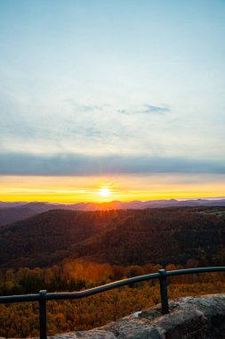 Tarihi bir kuleden orman manzarasında inanılmaz güzel bir gün doğumu. Luitpold Kulesi, Derebeyi Ormanı, Almanya 'da sabah manzarası