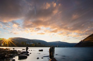 Ren 'in göbeğindeki bir kum tepesinde çekilen Museturm kulesi gün batımında nehir yatağının ortasında duruyor. Bingen, Hesse, Almanya yakınlarındaki tarihi bir gümrük karakolu.