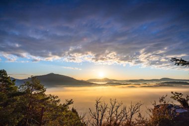 Gün doğumunda manzara ve vadide sis. Sabahleyin bir uçurumdan manzarayı izleyeceğim. Noel 'de güzel bir ışık. Saf doğa, ormanda insan yok. Wernersberg Wachtfels, Derebeyi Ormanı, Almanya