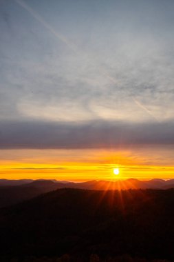 Tarihi bir kuleden orman manzarasında inanılmaz güzel bir gün doğumu. Luitpold Kulesi, Derebeyi Ormanı, Almanya 'da sabah manzarası