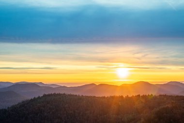Tarihi bir kuleden orman manzarasında inanılmaz güzel bir gün doğumu. Luitpold Kulesi, Derebeyi Ormanı, Almanya 'da sabah manzarası