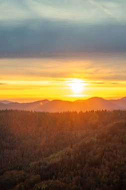 Tarihi bir kuleden orman manzarasında inanılmaz güzel bir gün doğumu. Luitpold Kulesi, Derebeyi Ormanı, Almanya 'da sabah manzarası