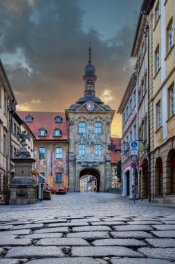 Bamberg 'deki Radhaus Köprüsü. Nehirdeki bir köprü adasında inşa edilmiş. Almanya 'nın tarihi Bavyera şehrinde gün doğumunda şehir manzarası