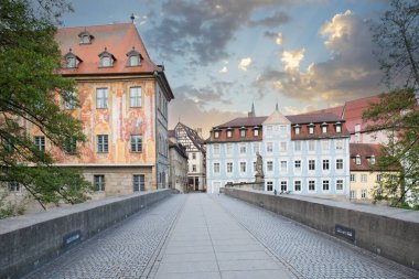 Sabah muhteşem tarihi bir kasaba. Bamberg, Franconia, Bavyera, Almanya 'da bir şehir manzarasında güzel yarı ahşap evler ve cepheler.