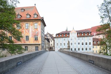 Sabah muhteşem tarihi bir kasaba. Bamberg, Franconia, Bavyera, Almanya 'da bir şehir manzarasında güzel yarı ahşap evler ve cepheler.