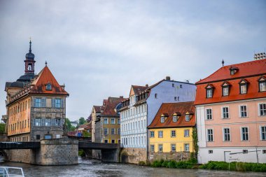 Sabah muhteşem tarihi bir kasaba. Bamberg, Franconia, Bavyera, Almanya 'da bir şehir manzarasında güzel yarı ahşap evler ve cepheler.