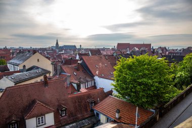 Sabah muhteşem tarihi bir kasaba. Bamberg, Franconia, Bavyera, Almanya 'da bir şehir manzarasında güzel yarı ahşap evler ve cepheler.