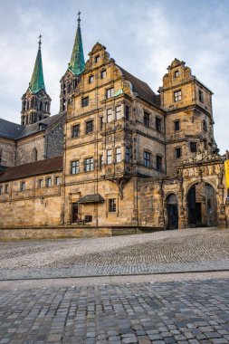 Muhteşem Katolik kilisesi ya da ünlü Bamberg Süvarisinin katedrali. Sabahları tarihi bir şehir Bamberg, Franconia, Bavyera, Almanya