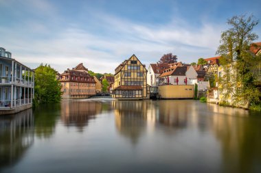 Sabah muhteşem tarihi bir kasaba. Bamberg, Franconia, Bavyera, Almanya 'da bir şehir manzarasında güzel yarı ahşap evler ve cepheler.