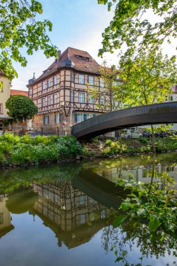 Sabah muhteşem tarihi bir kasaba. Bamberg, Franconia, Bavyera, Almanya 'da bir şehir manzarasında güzel yarı ahşap evler ve cepheler.