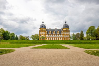Gün batımında sarayı olan tarihi Saray Parkı. Bamberg, Franconia, Bavyera, Almanya 'da manzara fotoğrafı