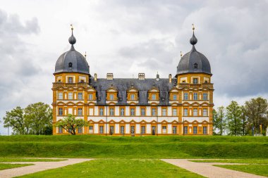 Gün batımında sarayı olan tarihi Saray Parkı. Bamberg, Franconia, Bavyera, Almanya 'da manzara fotoğrafı