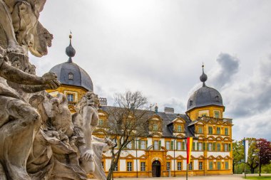 Gün batımında sarayı olan tarihi Saray Parkı. Bamberg, Franconia, Bavyera, Almanya 'da manzara fotoğrafı