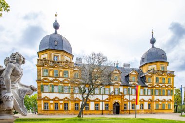 Gün batımında sarayı olan tarihi Saray Parkı. Bamberg, Franconia, Bavyera, Almanya 'da manzara fotoğrafı