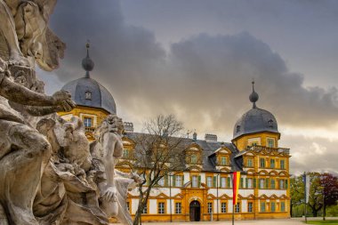 Gün batımında sarayı olan tarihi Saray Parkı. Bamberg, Franconia, Bavyera, Almanya 'da manzara fotoğrafı