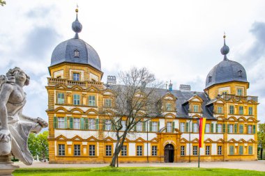 Gün batımında sarayı olan tarihi Saray Parkı. Bamberg, Franconia, Bavyera, Almanya 'da manzara fotoğrafı