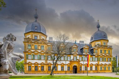 Gün batımında sarayı olan tarihi Saray Parkı. Bamberg, Franconia, Bavyera, Almanya 'da manzara fotoğrafı