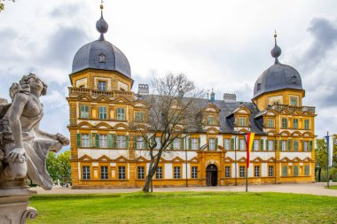 Gün batımında sarayı olan tarihi Saray Parkı. Bamberg, Franconia, Bavyera, Almanya 'da manzara fotoğrafı