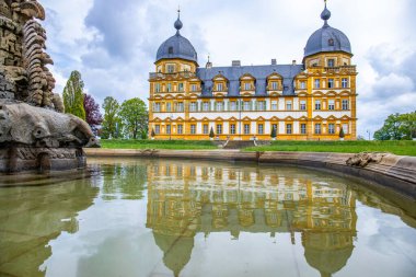 Gün batımında sarayı olan tarihi Saray Parkı. Bamberg, Franconia, Bavyera, Almanya 'da manzara fotoğrafı
