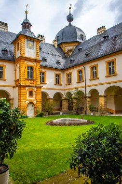 Gün batımında sarayı olan tarihi Saray Parkı. Bamberg, Franconia, Bavyera, Almanya 'da manzara fotoğrafı