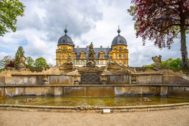 Gün batımında sarayı olan tarihi Saray Parkı. Bamberg, Franconia, Bavyera, Almanya 'da manzara fotoğrafı