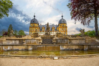 Gün batımında sarayı olan tarihi Saray Parkı. Bamberg, Franconia, Bavyera, Almanya 'da manzara fotoğrafı