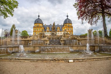 Gün batımında sarayı olan tarihi Saray Parkı. Bamberg, Franconia, Bavyera, Almanya 'da manzara fotoğrafı