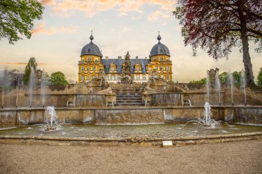 Gün batımında sarayı olan tarihi Saray Parkı. Bamberg, Franconia, Bavyera, Almanya 'da manzara fotoğrafı