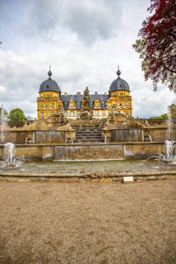 Gün batımında sarayı olan tarihi Saray Parkı. Bamberg, Franconia, Bavyera, Almanya 'da manzara fotoğrafı