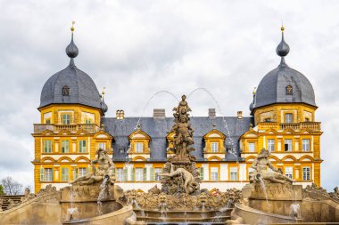 Gün batımında sarayı olan tarihi Saray Parkı. Bamberg, Franconia, Bavyera, Almanya 'da manzara fotoğrafı