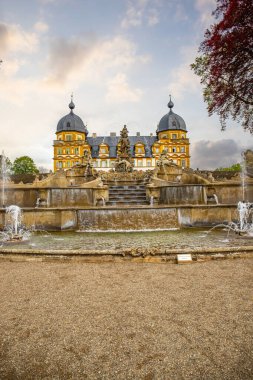 Gün batımında sarayı olan tarihi Saray Parkı. Bamberg, Franconia, Bavyera, Almanya 'da manzara fotoğrafı