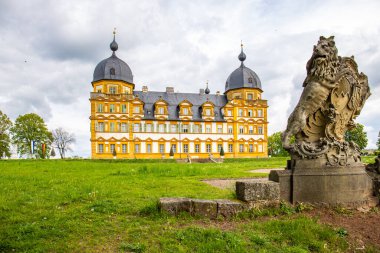 Gün batımında sarayı olan tarihi Saray Parkı. Bamberg, Franconia, Bavyera, Almanya 'da manzara fotoğrafı