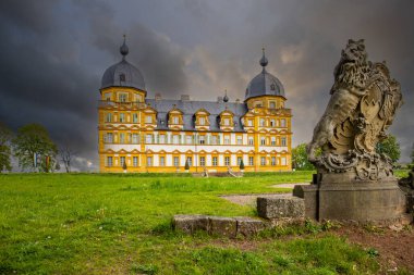 Gün batımında sarayı olan tarihi Saray Parkı. Bamberg, Franconia, Bavyera, Almanya 'da manzara fotoğrafı