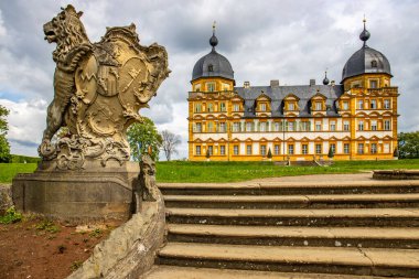 Gün batımında sarayı olan tarihi Saray Parkı. Bamberg, Franconia, Bavyera, Almanya 'da manzara fotoğrafı