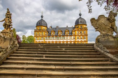 Gün batımında sarayı olan tarihi Saray Parkı. Bamberg, Franconia, Bavyera, Almanya 'da manzara fotoğrafı